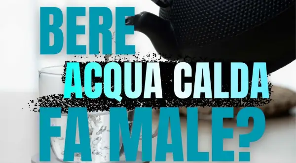 Acqua calda versata da una teiera in un bicchiere. La scritta "Bere acqua calda fa male?" suggerisce un dubbio sulla salute.