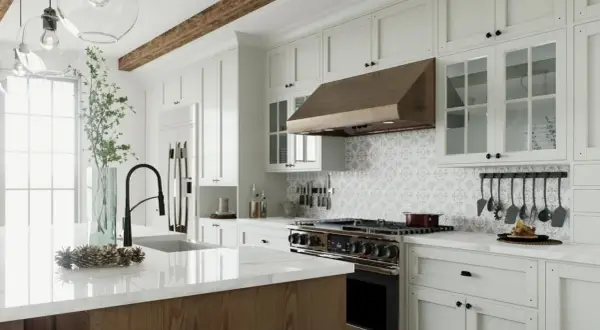 Cocinas elegantes con encimeras de mármol, campana de cobre y azulejos decorativos.