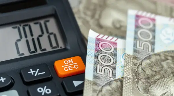 Kalkulator pokazuje 2026, obok polskie banknoty 500 zł. To może być odpis na zfśs 2026.