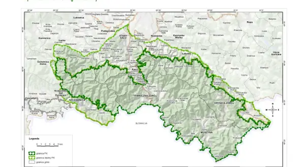 Mapa Popradzkiego Parku Krajobrazowego. Obejmuje tereny od Krynicy-Zdroju po Stary Sącz, z zaznaczonymi granicami PK, otuliny i gmin.