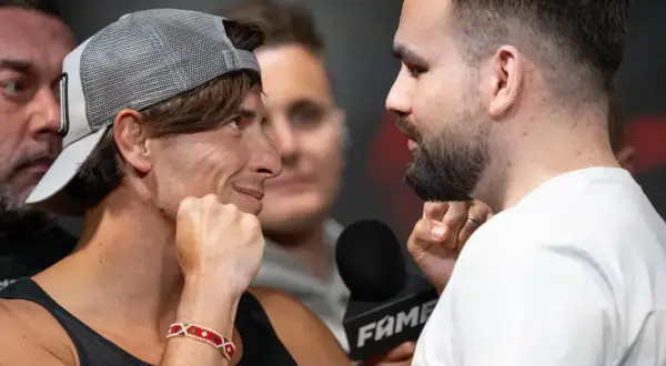 Dwóch zawodników na Fame MMA 30, jeden w czapce z daszkiem, drugi z brodą, patrzą na siebie z napięciem.
