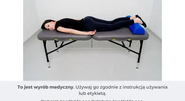 Kobieta leży na plecach na kozetce, z wałkiem pod kostkami.