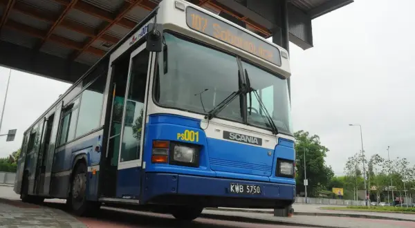 Niebiesko-biały autobus miejski z numerem 107 "Sabanowice" na pętli autobusowej.