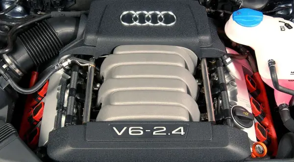 Silnik V6 2.4 z Audi A6 C6, gotowy do pracy.