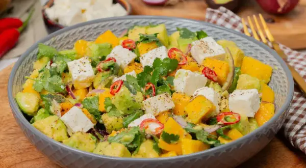 Bunter Feta Salat mit Mango, Avocado, Koriander und Chili. Perfekt für einen leichten Genuss.