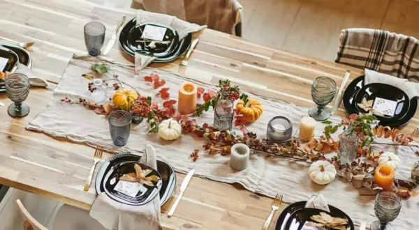 Tischdeko mit Kürbissen, Blättern und Kerzen. Tolle Herbstdeko Ideen für ein gemütliches Essen.