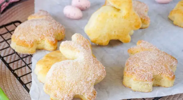 Leckere Quarkhasen, die nach einem einfachen Rezept zubereitet wurden. Perfekt für Ostern!