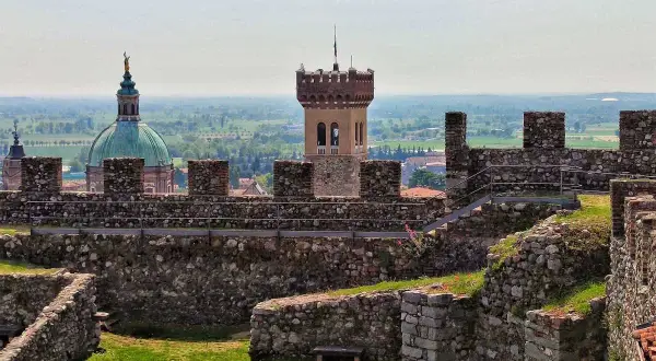 Rocche medievali a Lonato sul Garda, con una torre imponente e una cupola verde sullo sfondo.