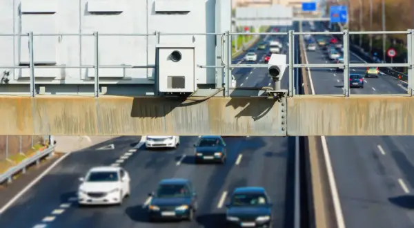Dispositivo de radar de tramo como funciona: cámaras y sensores miden la velocidad media de los vehículos en un tramo de carretera.