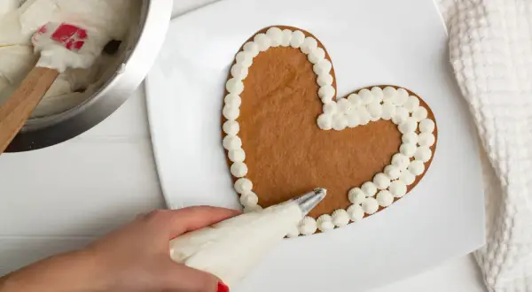 Ciasto serce bez formy? Przepisy, triki i dekoracje krok po kroku