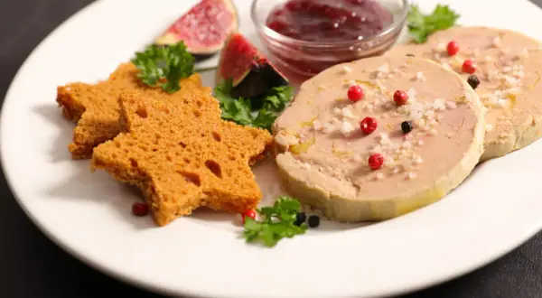 Tranches de foie gras, toasts en étoile, figues et confiture de fruits rouges. Une belle portion foie gras par personne pour un délice.