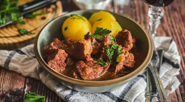 Herzhaftes Kalbsgulasch mit Kartoffeln, ein köstliches Rezept für gemütliche Abende.