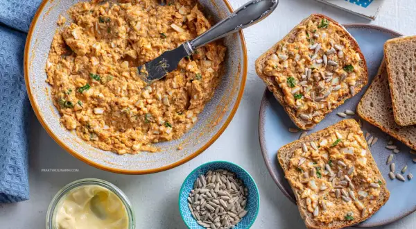 Pyszna pasta z grochu łuskanego z jajkiem i ziołami, idealna na kanapki. Posypana słonecznikiem.