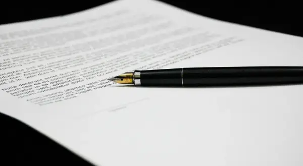 Czarny długopis na dokumencie. Zastanawiasz się, ile kosztuje umowa przedwstępna u notariusza?