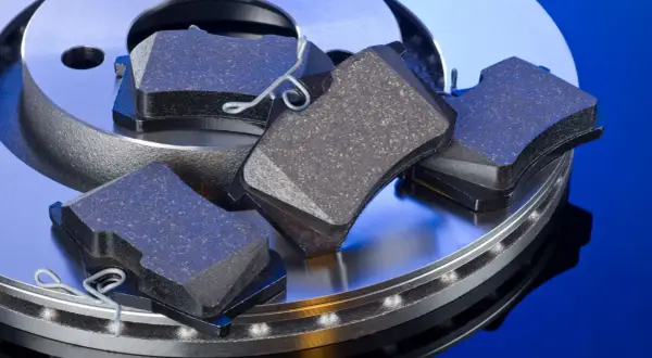 Ensemble de plaquettes de frein neuves sur un disque de frein, prêtes à assurer une longue durée de vie plaquette de frein.