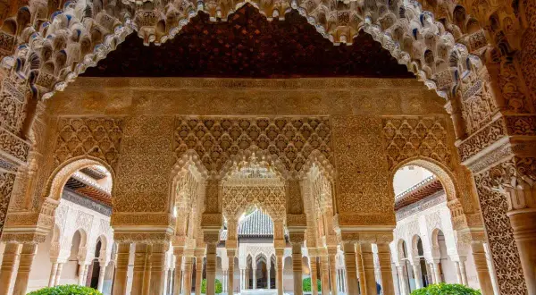 Detalles intrincados de la Alhambra, un lugar que te hará preguntar cuanto se tarda en visitar la Alhambra para admirar tanta belleza.