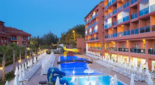Wypoczynek na club side coast: baseny, zjeżdżalnie i mnóstwo leżaków przy hotelu.