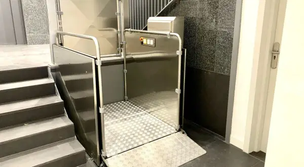 Piattaforma elevatrice Vimec installata su una scala interna. Le recensioni confermano la sua utilità per l'accessibilità.