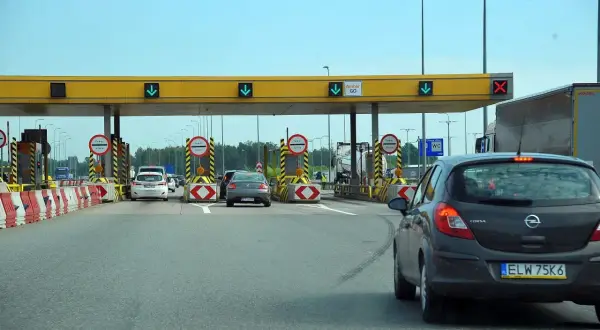 Koniec podróży po autostradzie bursztynowej. Samochody zbliżają się do bramek poboru opłat.