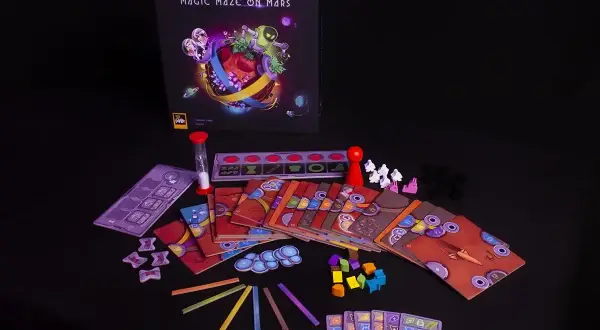 Gra planszowa Magic Maze on Mars, z elementami do gry, klepsydrą i kartami. Wiek graczy: 8+.