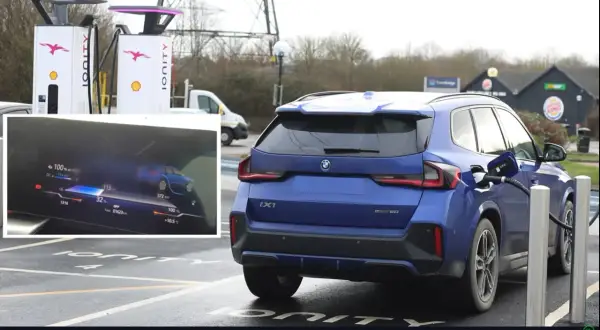 Niebieski BMW X1 elektryk ładuje się na stacji Ionity. Na ekranie widać 32% baterii i 372 km zasięgu.