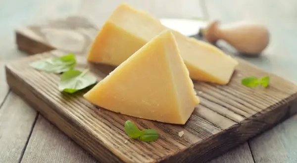 Parmezan: Ile kalorii i jak jeść bez tycia? Poradnik.