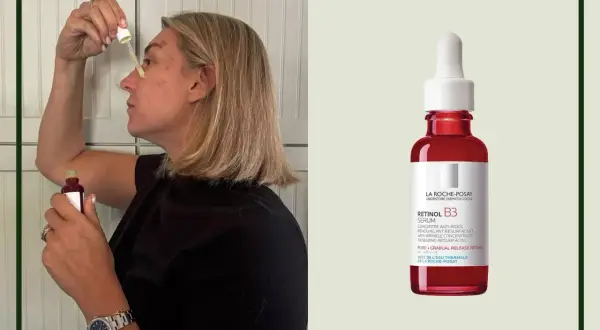 Kobieta aplikuje serum z retinolem. Retinobaza 17000 krem na co pomaga? Wygładza zmarszczki i odnawia skórę.