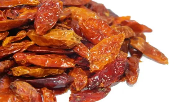 Suszone papryczki peperoncino, idealne do dodania ostrości potrawom.