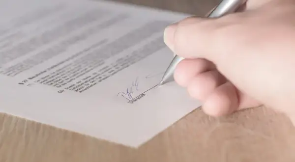 Jak wygląda akt notarialny? Kluczowe elementy i przykłady dokumentu