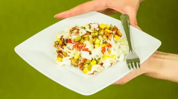 Sałatka gyros: Ile kalorii? Odchudź ją bez utraty smaku!