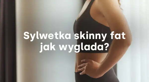 Sylwetka skinny fat – jak ją rozpoznać? Kobieta w sportowym topie i legginsach, z dłońmi na biodrach.