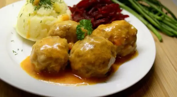 Pyszne pulpety w sosie pomidorowym, podane z puree ziemniaczanym i buraczkami.