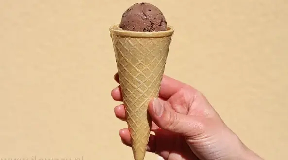 Ile kalorii ma gałka lodów czekoladowych? Sprawdź, co wpływa na kcal!