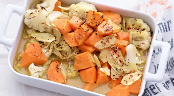 Gebackener Blumenkohl und Süßkartoffeln in einer Auflaufform, ein köstliches Gericht für clean eating rezepte.