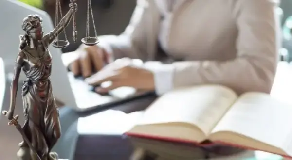 Zwrot pozwu co oznacza - najczęstsze przyczyny i skutki prawne