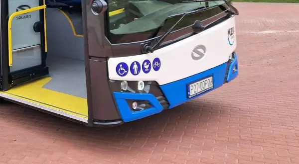Autobus MZK Suwałki z oznaczeniami dla niepełnosprawnych, rodziców z dziećmi i rowerzystów.