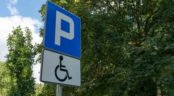 Znak parkingowy dla niepełnosprawnych. Wniosek o przedłużenie karty parkingowej dla osoby niepełnosprawnej jest ważny.