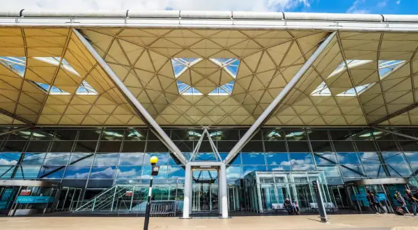 Lotnisko Stansted z nowoczesną, geometryczną konstrukcją dachu. Szukasz, jak najtaniej dojechać z lotniska Stansted do Londynu?