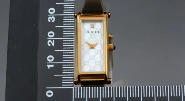 Elegante reloj Gucci mujer antiguo, con esfera nacarada y logo GG. Un tesoro de estilo clásico.