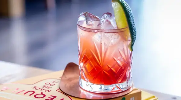 Orzeźwiający drink z tequilą, lodem i limonką, idealny na letnie wieczory.