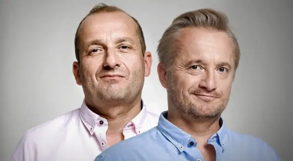 Dwóch mężczyzn, być może piękni i bezrobotni obsada, w koszulach. Jeden w różowej, drugi w błękitnej.