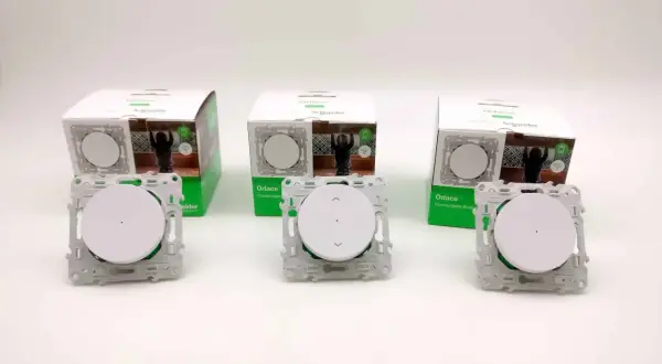 Trois interrupteurs connectables Odace Schneider Electric, prêts à rendre votre maison plus **wiser zigbee**.