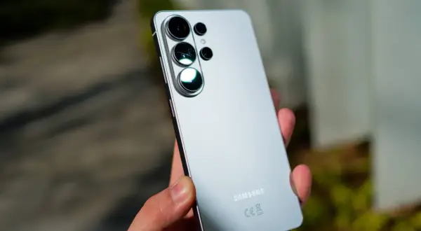 Srebrny Samsung z wieloma obiektywami aparatu, wygląda jak najnowszy samsung.