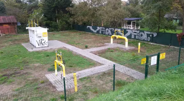 Stacja gazowa z żółtymi rurami i tabliczkami "Uwaga Gaz". Obok biała skrzynka z napisem "Vão:". To miejsce, gdzie sprawdzamy, ch4 co to za gaz.