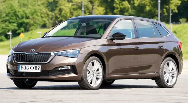 Brązowa Skoda Scala na zewnątrz, idealna do miasta. Wiele pozytywnych skoda scala opinie potwierdza jej wszechstronność.