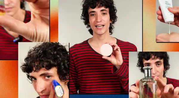 Un ragazzo con capelli ricci mostra prodotti per la cura della pelle e profumo, un'atmosfera da mag festival.