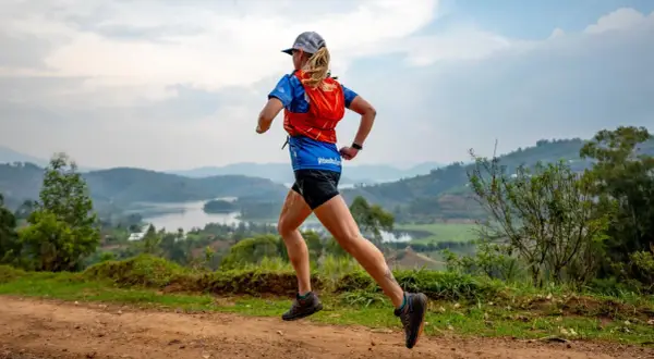 Courseuse en pleine action, découvrez comment choisir ses chaussures de trail pour affronter ce paysage époustouflant.