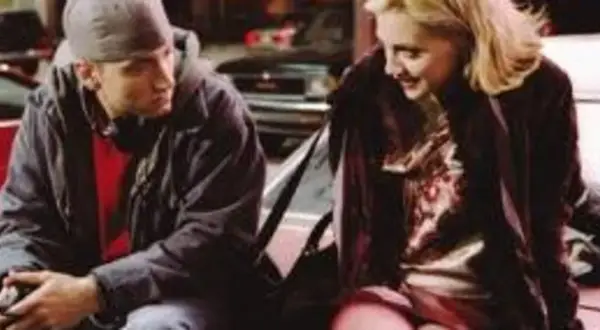 Brittany Murphy i Eminem w scenie z filmu "8. Mila".