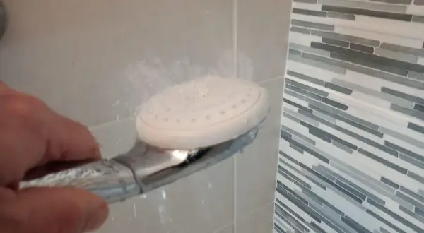 Main tenant, j'essaie d'augmenter la pression du robinet de la douche pour un meilleur jet.