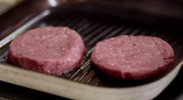 Jak długo smażyć burger wołowy z Biedronki, aby nie były suche?